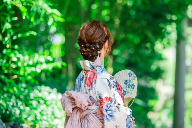 夏の装いで笑顔の女性