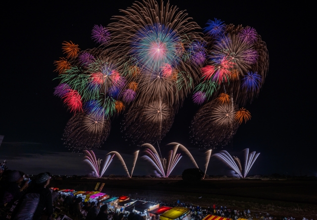 夜空に打ち上がる花火